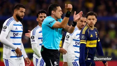 Boca Juniors vs Cruzeiro en La Bombonera, jugada polémica revisada por el VAR durante la Copa Libertadores 2026, mostrando la reacción de los jugadores y la tensión en el estadio.