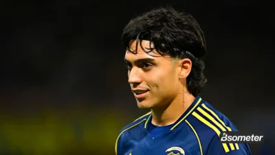 Exequiel Zeballos con el uniforme de Boca Juniors